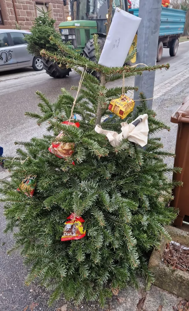 Mit Süßigkeiten beschmückter Christbaum am Straßenrand